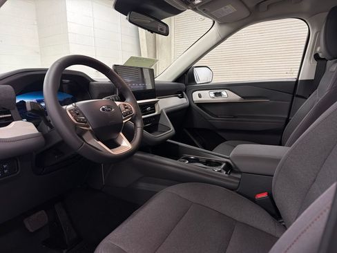 New 2026 Ford Explorer Active RWD image 7