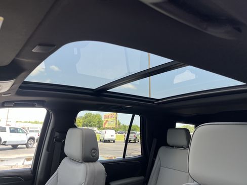 Used 2023 GMC Yukon SLT w/ SLT Premium Package AWD/4WD image 5