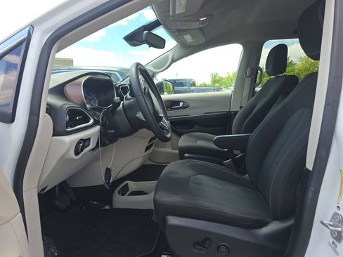 Used 2022 Chrysler Voyager LX FWD image 6