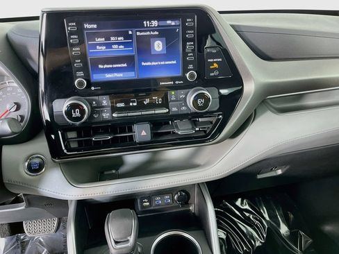 Used 2022 Toyota Highlander LE FWD image 22