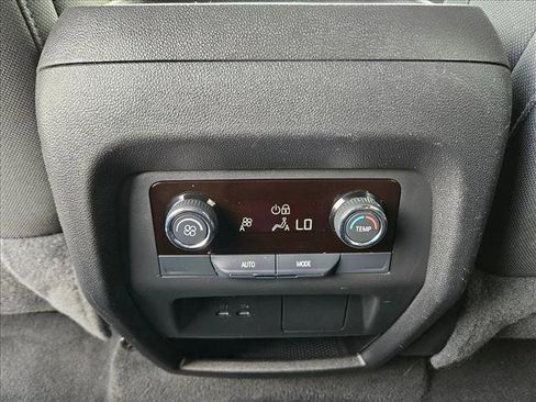 Used 2025 Chevrolet Traverse LT image 16