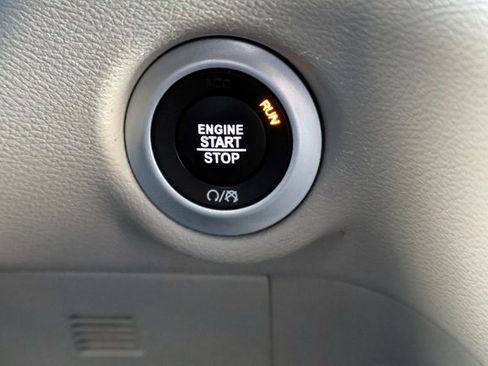 Used 2023 Chrysler Pacifica Touring-L image 6