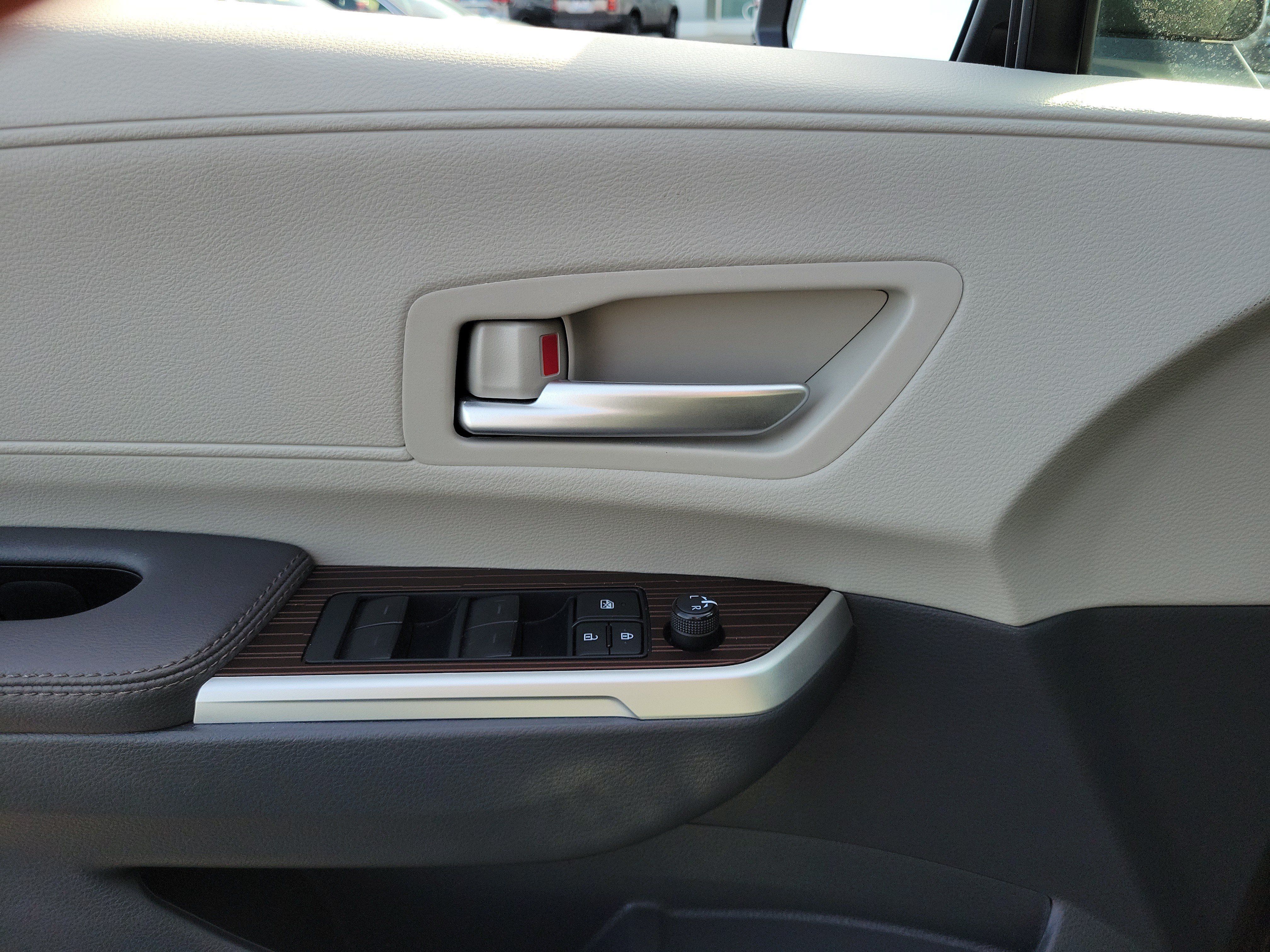 Used 2023 Toyota Sienna XLE w/ XLE Plus Package AWD/4WD image 17