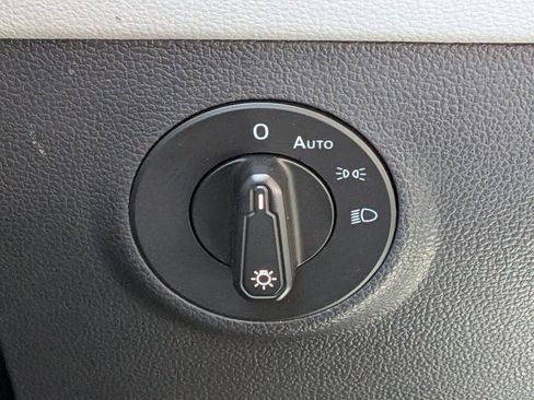 Used 2023 Volkswagen Taos SE w/ Panoramic Sunroof Package image 17