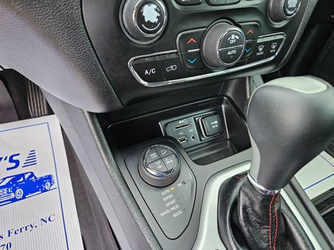 Used 2017 Jeep Cherokee Trailhawk w/ Comfort/Convenience Group image 22