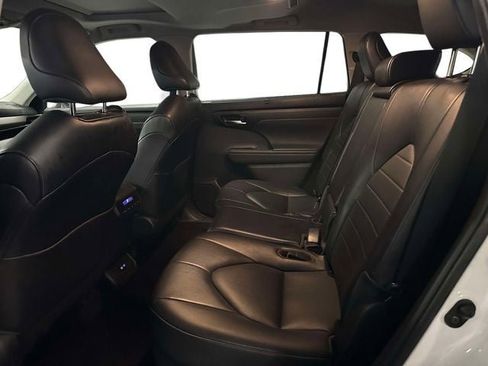 Used 2022 Toyota Highlander XLE AWD/4WD image 20