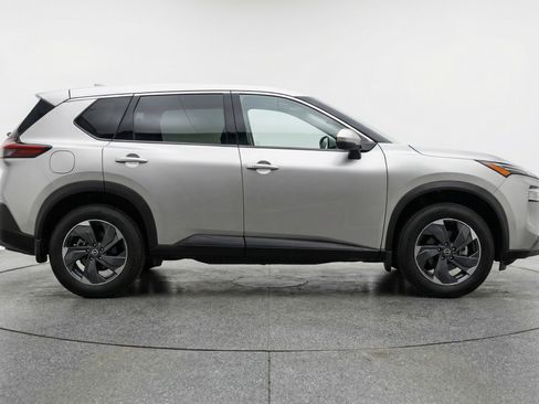Used 2025 Nissan Rogue SV FWD image 11
