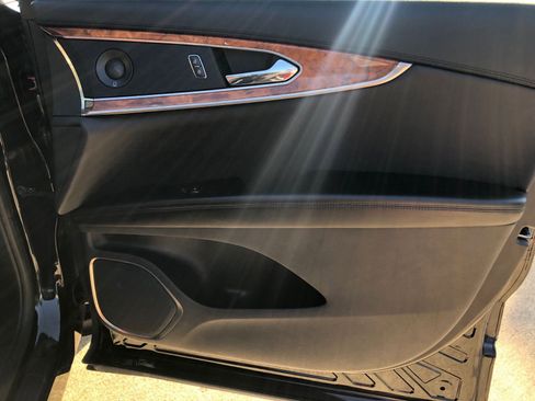 Used 2019 Lincoln Nautilus Reserve image 17