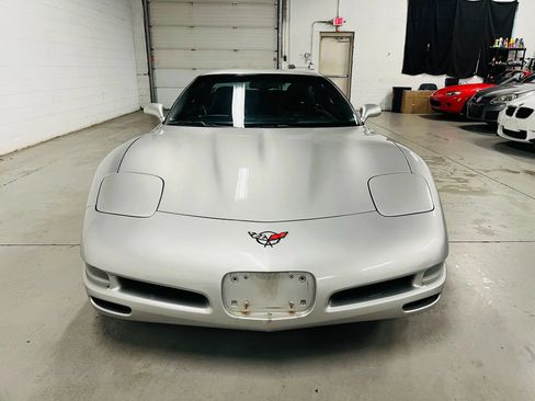 Used 2004 Chevrolet Corvette Coupe RWD image 3