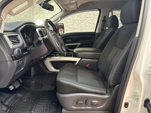 Used 2018 Nissan Titan SV w/ SV Convenience Package AWD/4WD image 25