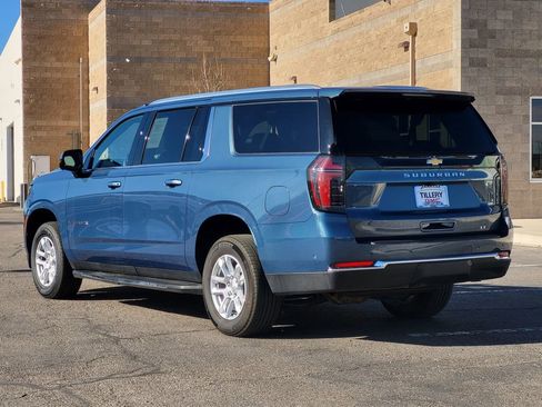Used 2025 Chevrolet Suburban LT image 5