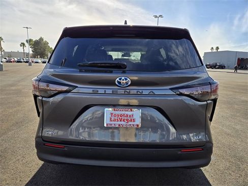 Used 2025 Toyota Sienna XLE image 5