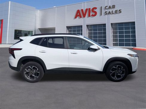 Used 2025 Chevrolet Trax LT w/ LT Convenience Package image 5