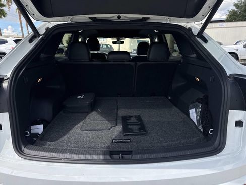 Used 2023 Volkswagen Atlas Cross Sport SE w/ Panoramic Sunroof Package FWD image 8