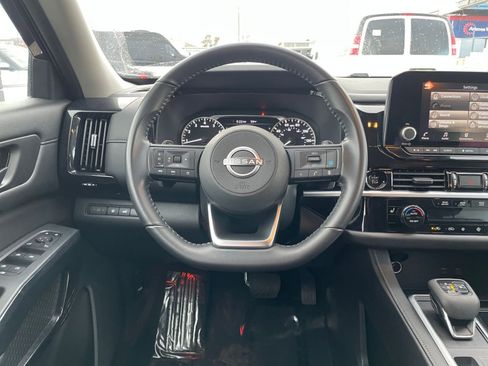 Used 2025 Nissan Pathfinder SV image 30