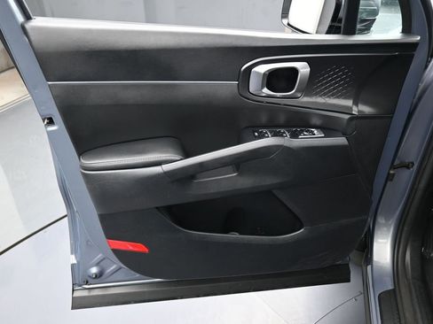 Used 2025 Kia Sorento S FWD image 12
