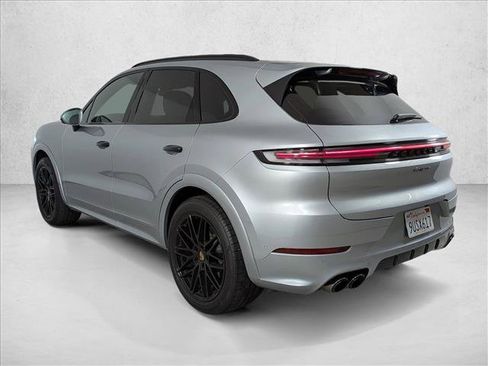 Used 2025 Porsche Cayenne image 3