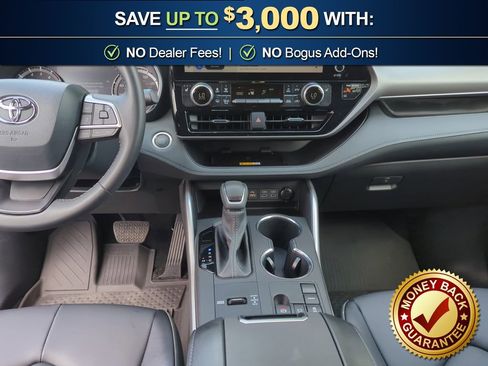 Used 2025 Toyota Highlander XLE FWD image 20