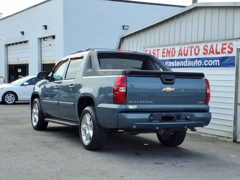 Used 2009 Chevrolet Avalanche LT w/ Convenience Package #1 RWD image 3