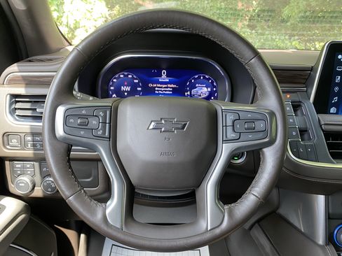 Used 2022 Chevrolet Tahoe Z71 w/ Luxury Package AWD/4WD image 19