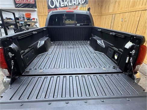 Used 2018 Toyota Tacoma TRD Off-Road AWD/4WD image 8