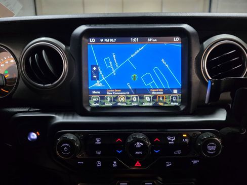 Used 2019 Jeep Wrangler Unlimited Sahara w/ Uconnect 4C Nav & Sound Group AWD/4WD image 32