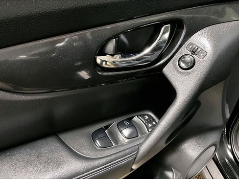 Used 2019 Nissan Rogue SV image 30