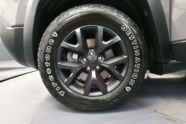 Used 2019 Jeep Cherokee Latitude AWD/4WD image 13