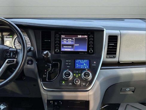 Used 2018 Toyota Sienna image 24