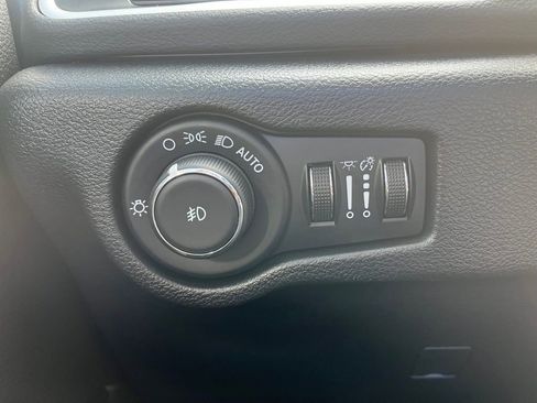 Used 2025 Chrysler Pacifica Select image 17