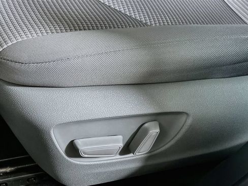 Certified 2023 Toyota Highlander LE FWD image 17