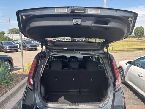 Used 2025 Kia Soul LX w/ LX Technology Package FWD image 29
