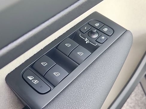 New 2026 Volvo XC40 B5 Ultra w/ Protection Package Premier image 18