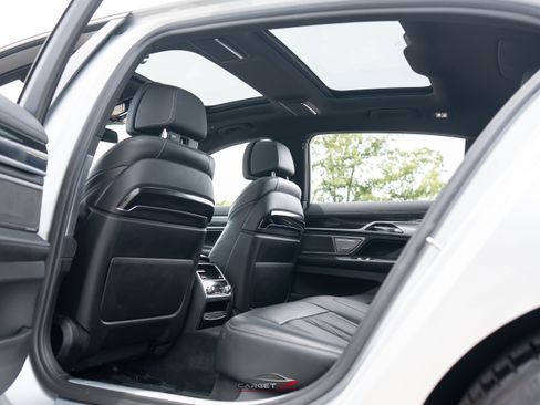 Used 2019 BMW 750i w/ M Sport Package RWD image 21
