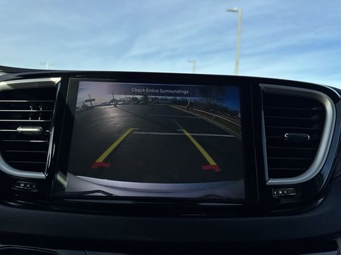 Used 2023 Chrysler Pacifica Touring-L image 17