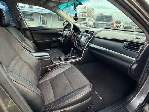 Used 2017 Toyota Camry SE w/ Moonroof Package FWD image 16