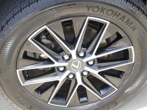 Used 2024 Lexus GX 550 w/ Accessory Package (2T) AWD/4WD image 11