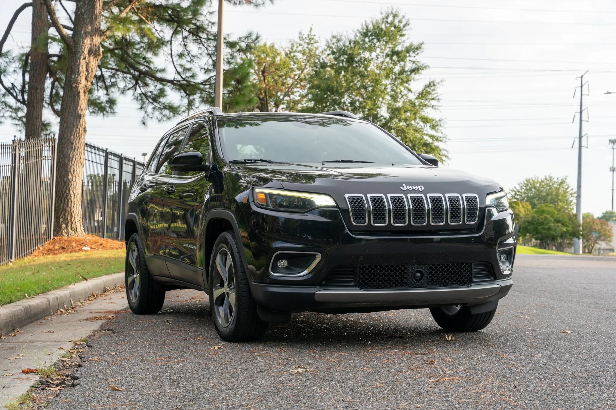 Used 2019 Jeep Cherokee Limited w/ Technology Group AWD/4WD image 3