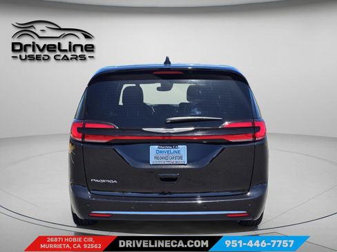 Used 2025 Chrysler Pacifica Select FWD image 3