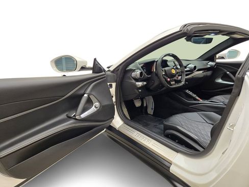 Used 2022 Ferrari 812 GTS image 17