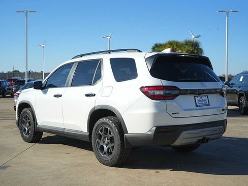 Used 2025 Honda Pilot TrailSport image 4