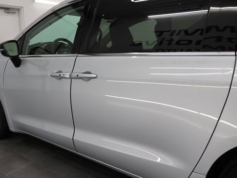 Used 2024 Chrysler Pacifica Touring-L image 34