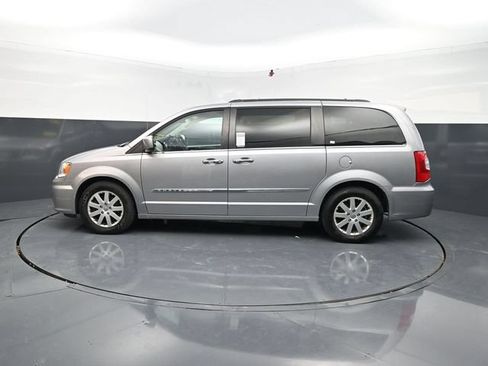 Used 2016 Chrysler Town & Country Touring w/ Driver Convenience Group FWD image 5