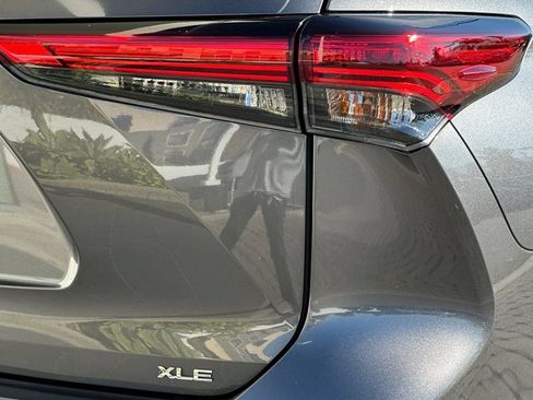 Used 2021 Toyota Highlander XLE FWD image 34