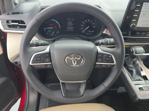 Used 2022 Toyota Sienna XLE w/ XLE Plus Package FWD image 4