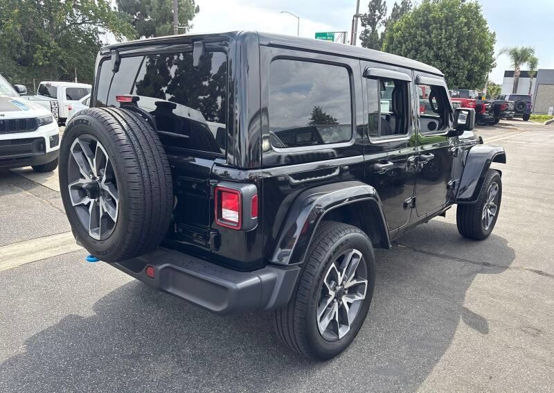 Used 2024 Jeep Wrangler Unlimited w/ Technology Group AWD/4WD image 3