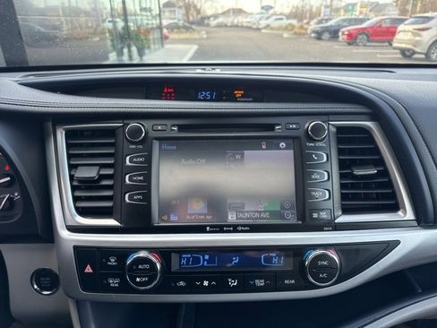 Used 2018 Toyota Highlander XLE image 17