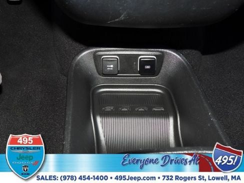 Used 2020 Chrysler Pacifica Touring-L image 30