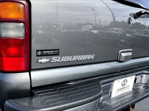 Used 2002 Chevrolet Suburban LT image 8