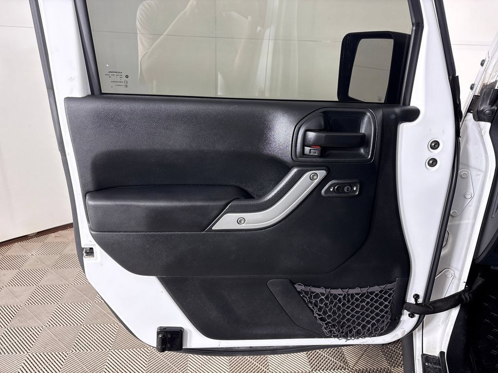 Used 2017 Jeep Wrangler Unlimited Sahara w/ Connectivity Group AWD/4WD image 16